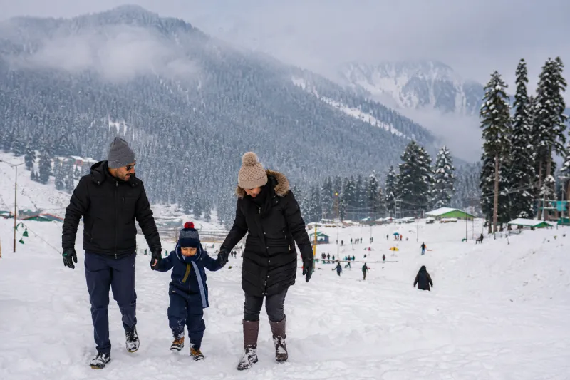 Kashmir in Winter (Dec–Feb): Is It Too Cold for Kids & Parents?